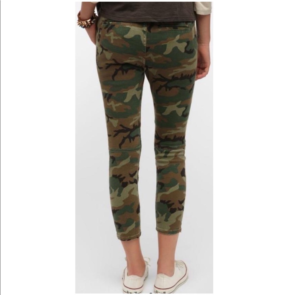 New BDG skinny leg stretchy camo cropped pants - Picture 3 of 8